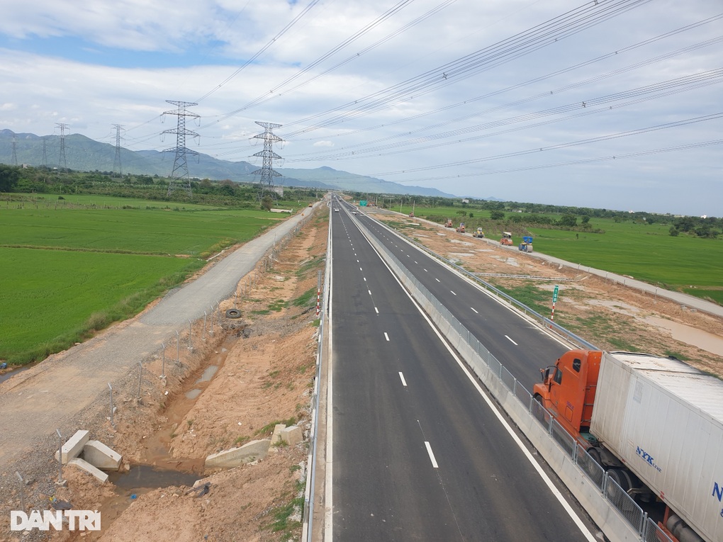 Ì ạch thi công hầm chui, đường gom cao tốc Vĩnh Hảo - Phan Thiết - Dầu Giây - 2 Ì ạch thi công hầm chui, đường gom cao tốc Vĩnh Hảo - Phan Thiết - Dầu Giây - 2