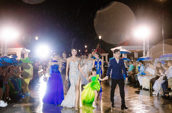 Mẫu nhí Thái Trân hội ngộ dàn Á hậu trên sàn catwalk - 3