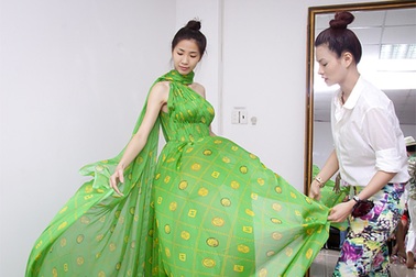 Thí sinh Siêu mẫu diện đồ do Vũ Thu Phương thiết kế 