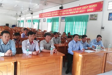 Quang cảnh trao học bổng Grobest tại một trường THCS ở huyện Đầm Dơi.