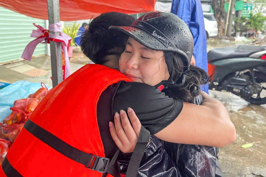 Vợ vỡ òa khi chồng về sau 18 giờ trú mái nhà, ôm dây điện vượt lũ - 1