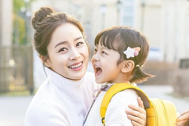 Tôi rất bực bội vì vợ thích khoe con trên mạng xã hội