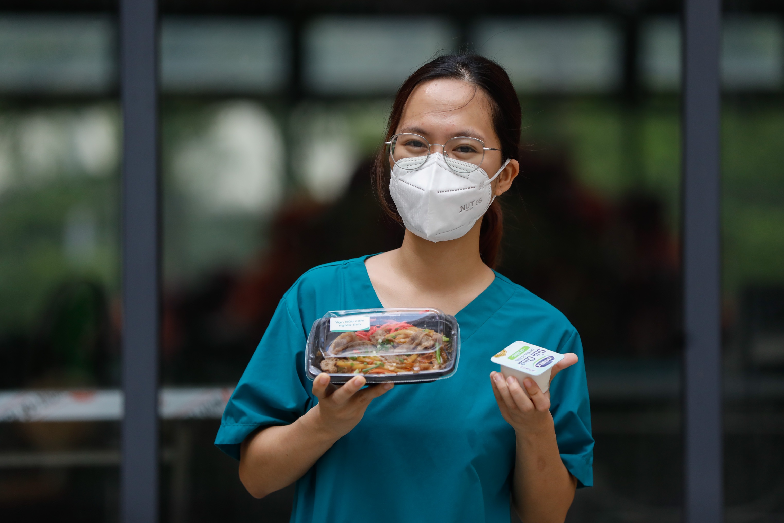 Những người bỏ gia đình lại phía sau để lên tuyến đầu chống dịch - 7 Những người bỏ gia đình lại phía sau để lên tuyến đầu chống dịch - 7