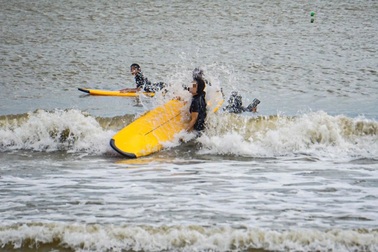 Du khách ra biển lướt sóng trước giờ bão Kalmaegi áp sát
