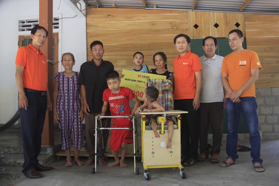 Bạn đọc Dân trí giúp đỡ 3 cháu bé bị bại não hơn 50 triệu đồng - 2 Bạn đọc Dân trí giúp đỡ 3 cháu bé bị bại não hơn 50 triệu đồng - 2