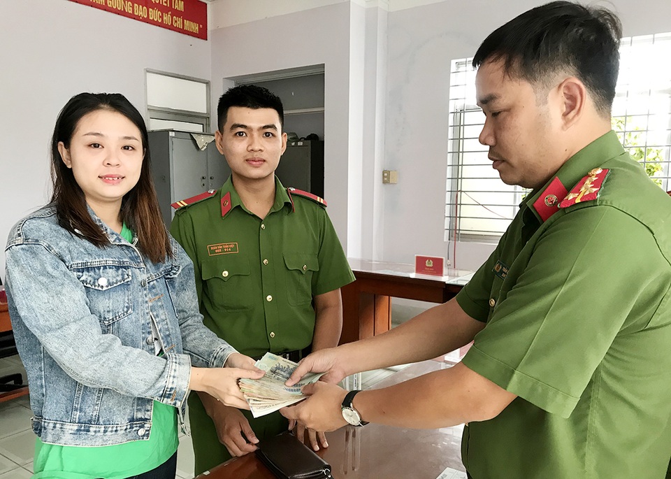 Trung sĩ công an trả lại gần 10 triệu đồng nhặt được - 1 Trung sĩ công an trả lại gần 10 triệu đồng nhặt được - 1