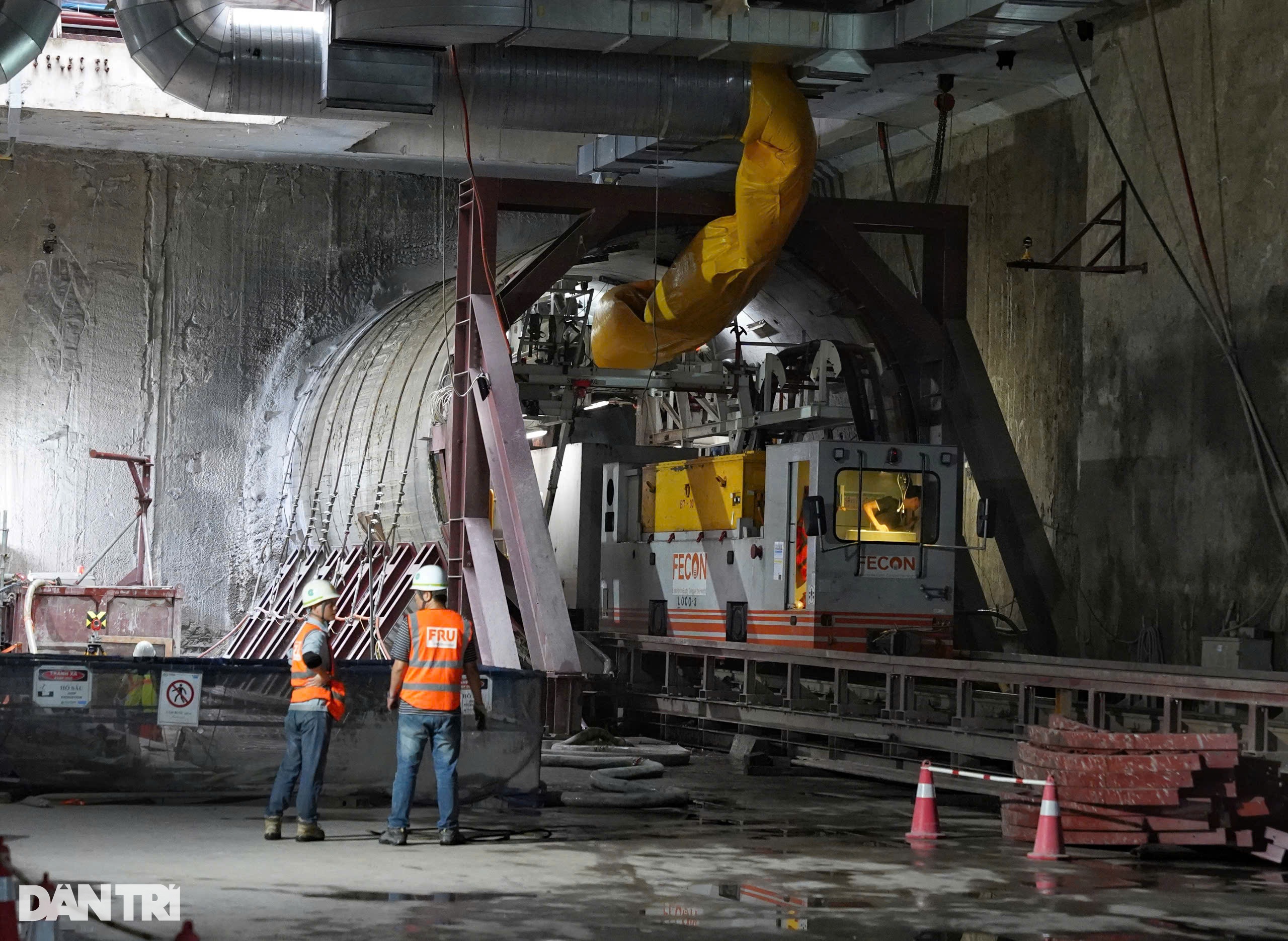 View - Cận cảnh máy đào hầm metro xuyên dưới lòng phố Kim Mã | Báo Dân trí