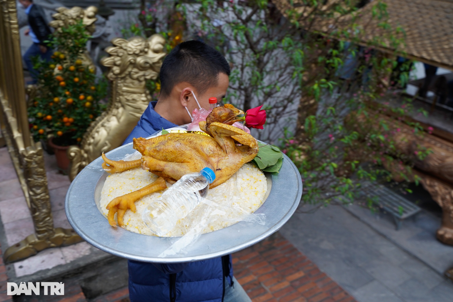 Du khách tấp nập đổ về đền Bà Chúa Kho xin lộc trong ngày mở cửa trở lại - 10