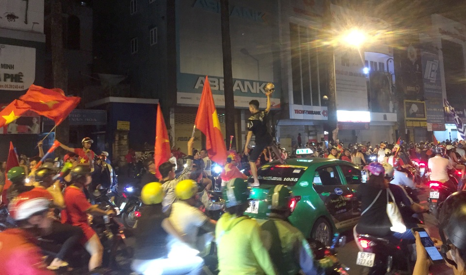 Trưởng phòng CSGT mặc thường phục chống đua xe sau trận chung kết SEA Games - 1 Trưởng phòng CSGT mặc thường phục chống đua xe sau trận chung kết SEA Games - 1