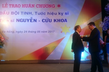 Một thầy thuốc được phong tước hiệu Kỵ sĩ