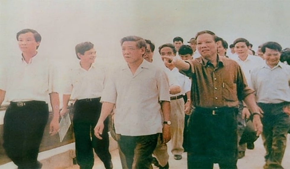 Vị Bộ trưởng đội mũ cối, quần xắn cao, mặc áo mưa đi trong bão lũ - 2 Vị Bộ trưởng đội mũ cối, quần xắn cao, mặc áo mưa đi trong bão lũ - 2