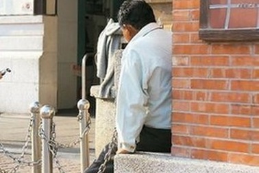 Đứng một chỗ đợi người yêu từ cuộc hẹn 20 năm trước