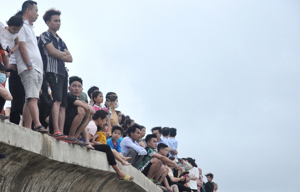 Hàng trăm người kéo rùng dọc biển tìm kiếm 3 học sinh mất tích - 3