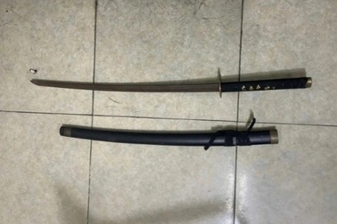 Mang dao, kiếm đi tìm chém người để "thể hiện bản thân"