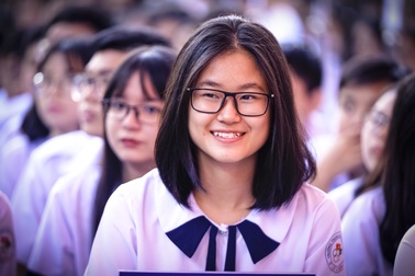 Nữ sinh ngôi trường "già" nhất Sài Gòn rạng rỡ trong ngày khai giảng