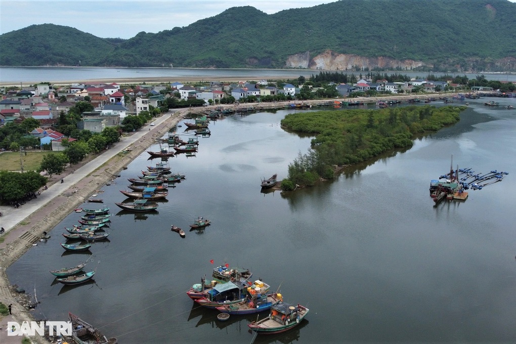 Thuyền vừa mua đang trên đường về bị chìm, 2 ngư dân gặp nạn - 1