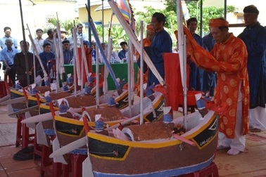 Con cháu đội Hùng binh Hoàng Sa tri ân tổ tiên