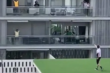 Người dân hăm hở tập thể dục qua ban công cùng HLV thời đại dịch