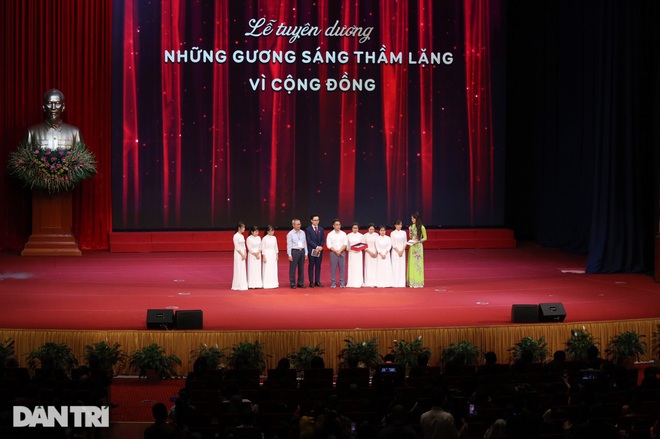 Tôn vinh những ông Bụt, bà Tiên giữa đời thường - 18 Tôn vinh những ông Bụt, bà Tiên giữa đời thường - 18