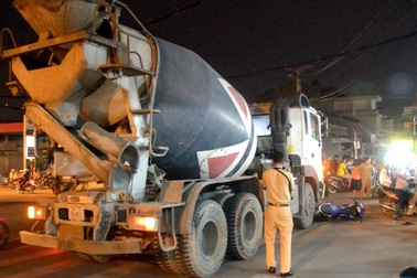 Nam thanh niên bị xe bồn kéo lê 20 mét