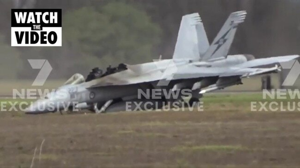 Ong bắp cày F/A-18F của Australia cắm mũi xuống đất - 1 Ong bắp cày F/A-18F của Australia cắm mũi xuống đất - 1