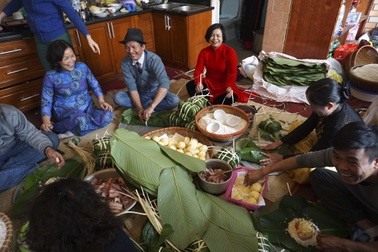 Cảnh gia đình Hà Nội ba thế hệ đầm ấm bên nồi bánh chưng Tết