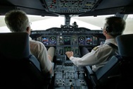 Nhiều hãng hàng không đề xuất để một phi công lái máy bay chở khách