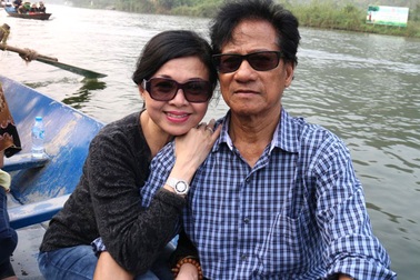 Danh ca Chế Linh cùng vợ đi vãn cảnh quê hương
