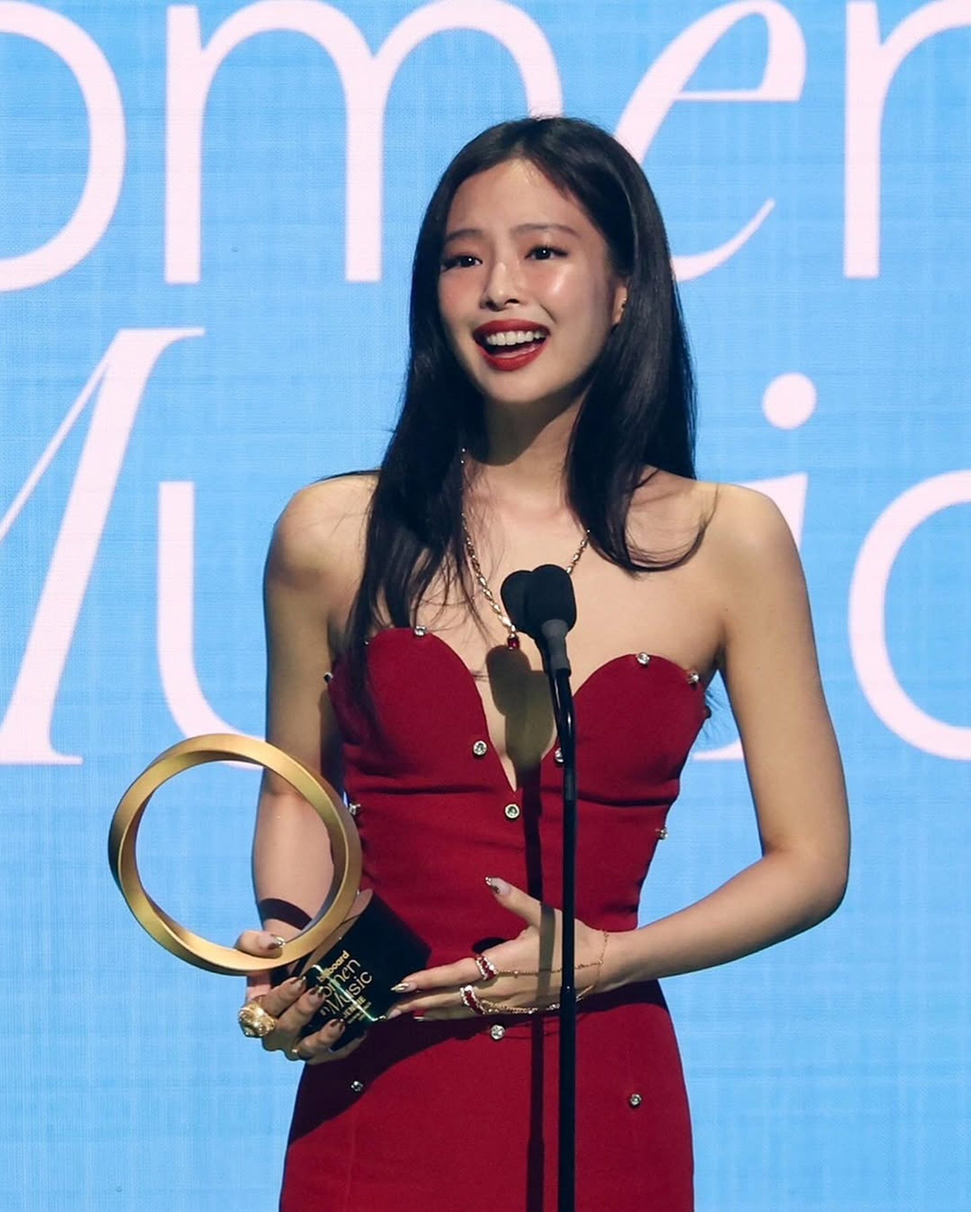 Jennie mặc váy xẻ ngực sâu, chiếm trọn tâm điểm ở giải Billboard - 5 Jennie mặc váy xẻ ngực sâu, chiếm trọn tâm điểm ở giải Billboard - 5