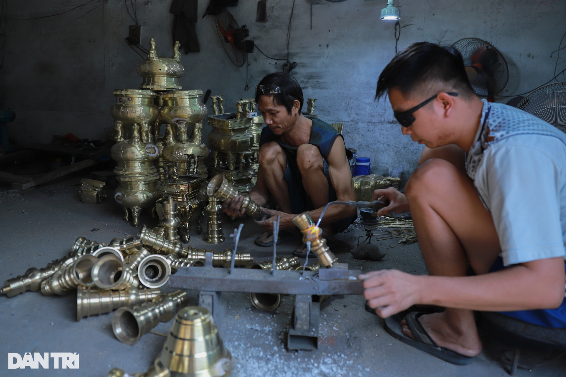 Trắng đêm đỏ lửa tại làng đúc lư đồng ở TPHCM ngày giáp Tết - 2 Trắng đêm đỏ lửa tại làng đúc lư đồng ở TPHCM ngày giáp Tết - 2