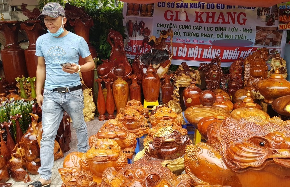 Thương lái bán đồ gỗ mỹ nghệ lo ngay ngáy, sớm giảm giá vì dịch tái xuất - 1 Thương lái bán đồ gỗ mỹ nghệ lo ngay ngáy, sớm giảm giá vì dịch tái xuất - 1