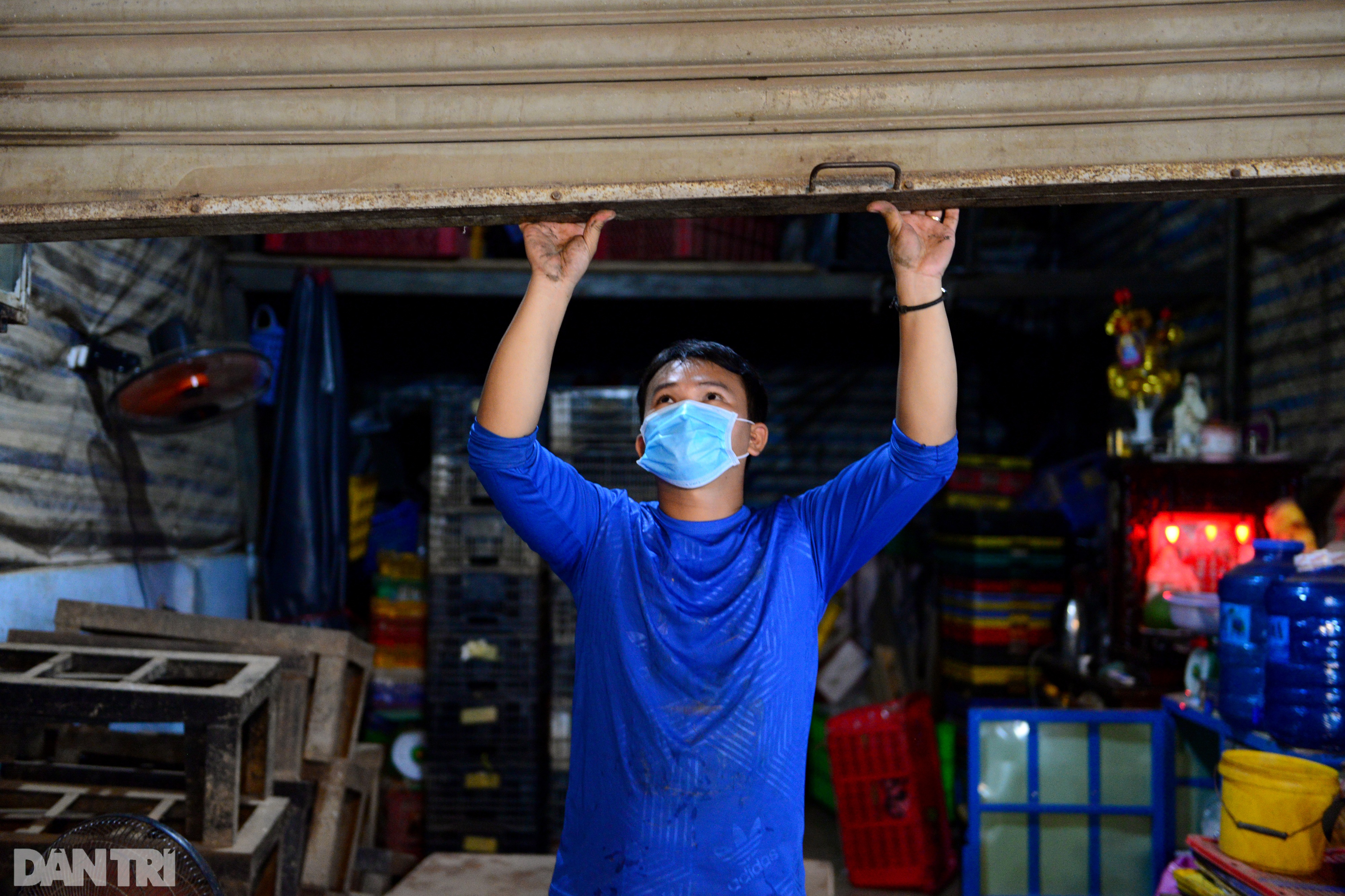 Tiểu thương kẹt hàng chục tấn rau củ khi chợ Hóc Môn bất ngờ đóng cửa - 13 Tiểu thương kẹt hàng chục tấn rau củ khi chợ Hóc Môn bất ngờ đóng cửa - 13