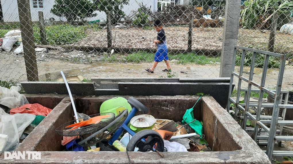 Tối qua chúng tôi đi sơ tán, sáng nay về nhà cửa đã tan hoang - 3 Tối qua chúng tôi đi sơ tán, sáng nay về nhà cửa đã tan hoang - 3
