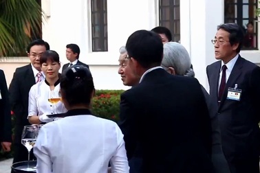 Nhà vua và Hoàng hậu Nhật Bản gặp gỡ các tình nguyện viên JICA