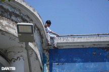 Bị ngăn cản tình yêu, nam sinh Cần Thơ định nhảy lầu tự tử