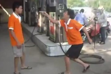 SV vui nhộn với clip chế “Chỉ vì xăng tăng”