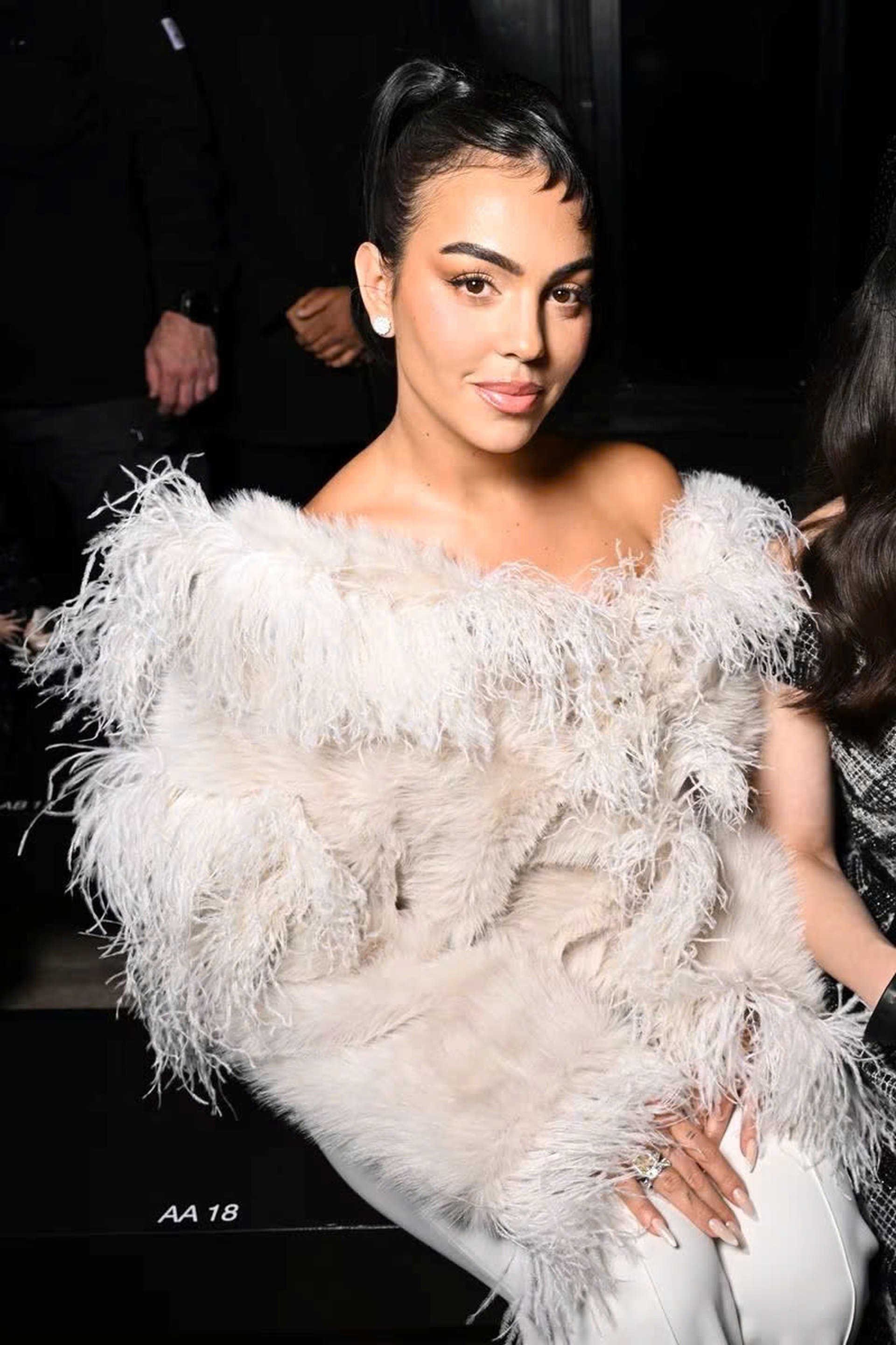 Bạn gái cầu thủ Ronaldo khoe dáng nóng bỏng ở Tuần lễ Thời trang Paris - 5 Bạn gái cầu thủ Ronaldo khoe dáng nóng bỏng ở Tuần lễ Thời trang Paris - 5