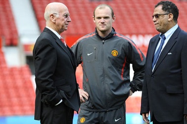 MU cầu viện “huyền thoại sống” Charlton dạy bảo Rooney 