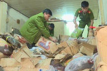 Thu giữ hơn 2 tấn mứt bẩn có xuất xứ từ Trung Quốc