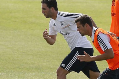 Real Madrid hét giá 40 triệu euro cho Higuain