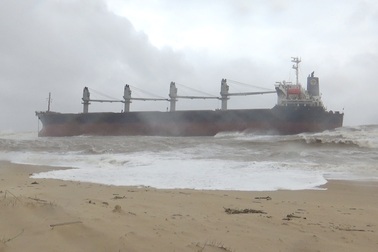Tàu hàng 30 ngàn tấn mắc cạn tại bãi biển Quảng Bình