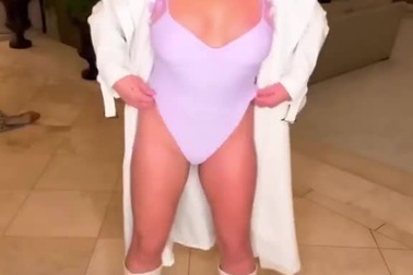 Britney ghi lại cảnh thay hàng loạt bộ đồ để khoe gu thời trang với các fan