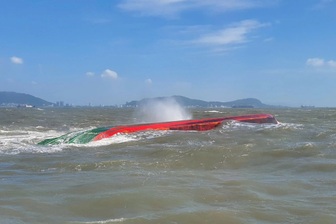 Lật sà lan trên biển TPHCM, 3 thuyền viên may mắn sống sót