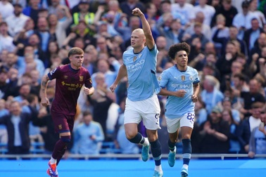 Haaland lập hat-trick, Man City vươn lên đầu bảng xếp hạng