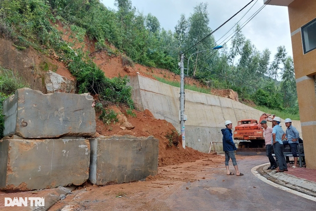 Khắc phục hậu quả lũ lụt chưa xong, Bình Định lại sắp hứng đợt mưa lớn - 4 Khắc phục hậu quả lũ lụt chưa xong, Bình Định lại sắp hứng đợt mưa lớn - 4