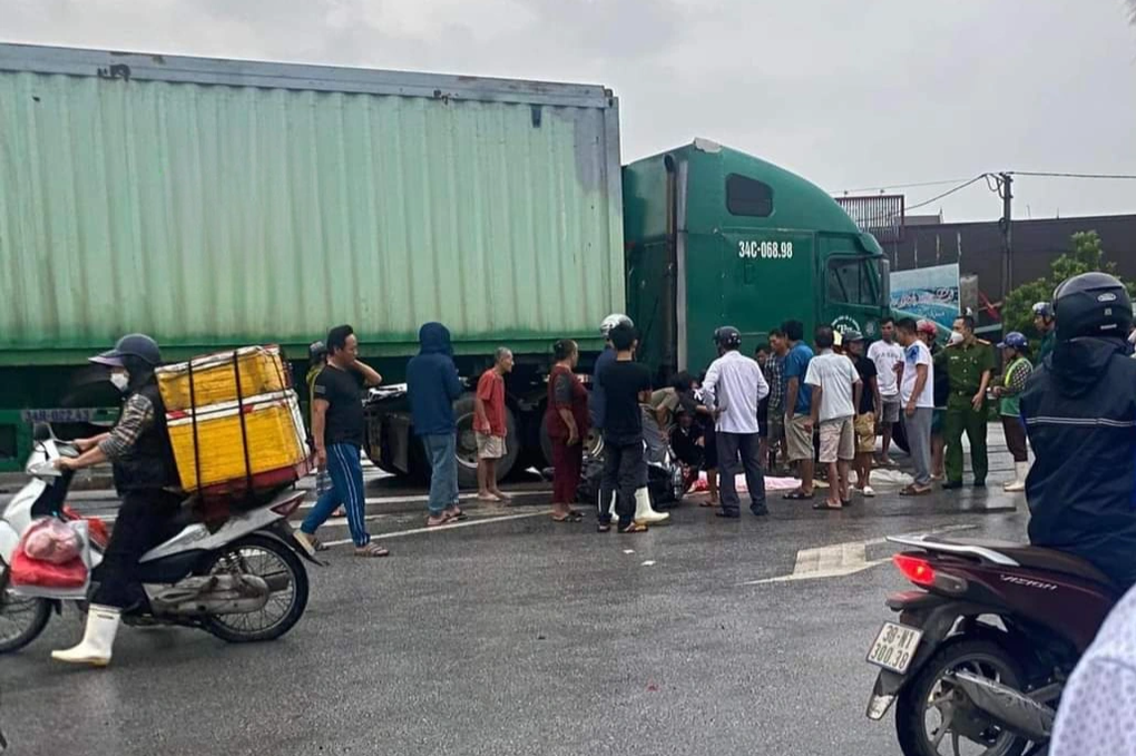 Va chạm với container, 2 ông cháu thương vong - 1 Va chạm với container, 2 ông cháu thương vong - 1