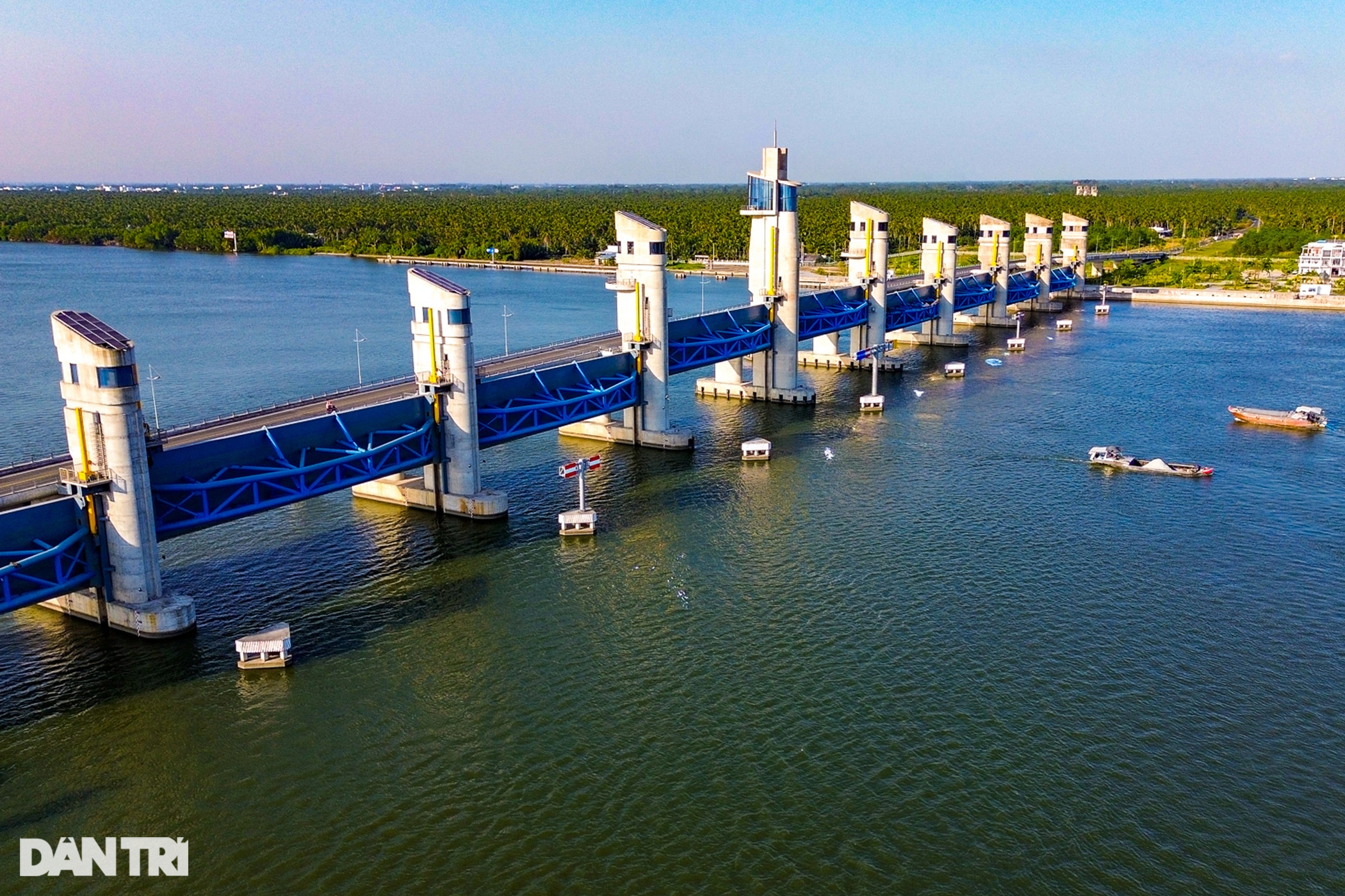 Siêu cống thủy lợi lớn nhất Việt Nam giữ nước ngọt cho người miền Tây - 2