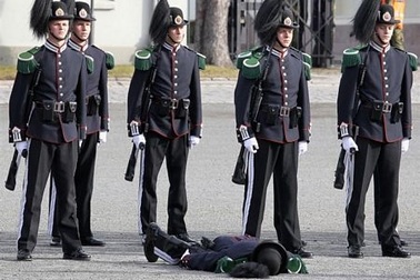 Binh sĩ Na Uy bị ngất trong lễ đón Thái tử Anh