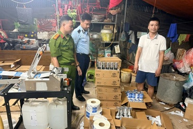 Tạm giữ gần 500 sản phẩm nghi bị thay đổi nhãn hàng hóa tại Hà Nội