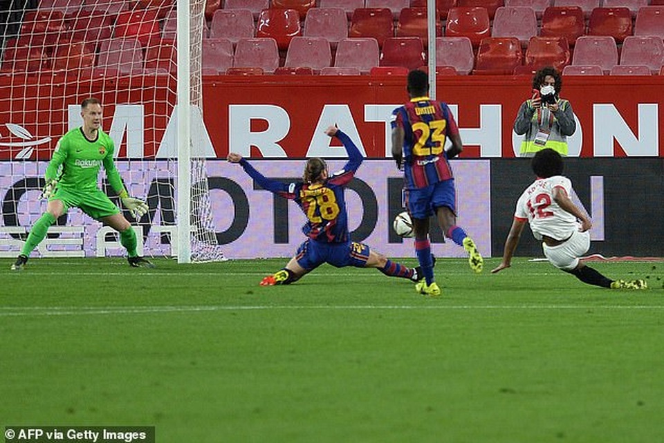 Rakitic khiến Barcelona ôm hận trước Sevilla - 4 Rakitic khiến Barcelona ôm hận trước Sevilla - 4